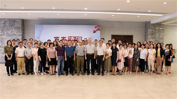 根据委纪律教育学习月活动安排,为落实中央、省委和市委关于坚决全面彻底肃清李嘉、万庆良恶劣影响的部署要求,10月9日上午,我委组织委机关全体在编干部及委属单位处级以上干部300余人,前往广州市档案馆参观正本清源广州市坚决全面彻底肃清李嘉、万庆良恶劣影响警示展。参观中,全体同志认真听取讲解介绍,仔细观看案例剖析,展览中一段段文字、一封封忏悔书给参观人员以深深的触动和震撼。通过参观,党员干部进一步深刻认识到李嘉、万庆良恶劣本质和危害,再次为党员干部敲响了警钟,提醒党员干部切实提高政治站位,严守政治纪律和政