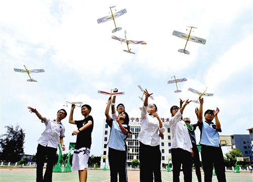 中小学生们积极参赛,放飞梦想