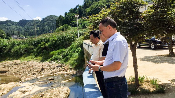 箐河和岩孔河县级河长熊遴箐到箐河和岩孔河开展巡河工作