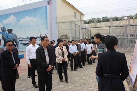 市人大主任匡洪治一行观看市戒毒所社区矫正集中教育培训成果展