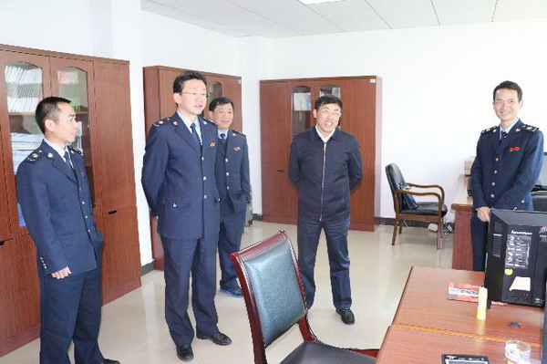市局龙晓红局长深入屈原地税局调研指导工作