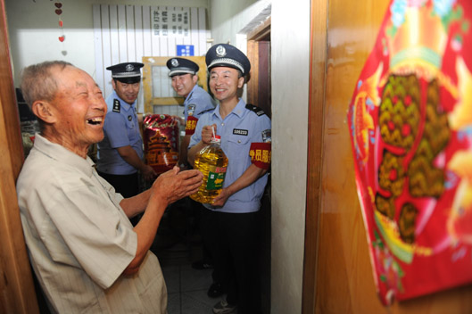 郭占军带领民警为孤寡老人于延明送来米,面,食用油