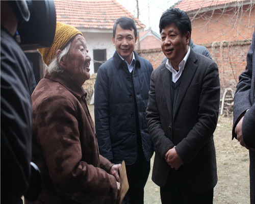 毕春群柴湖走访慰问困难群众