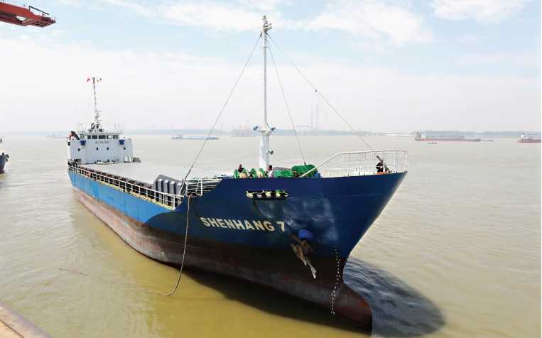 武汉迎来首艘直航外籍货轮