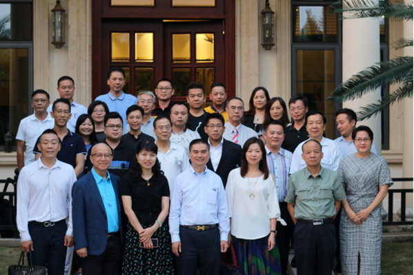 参会人员合影留念